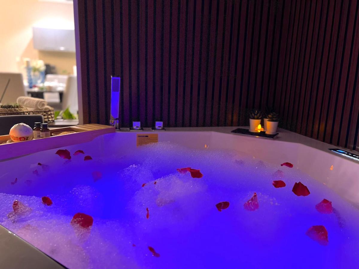 Stylish Apartment With A Jacuzzi マスカット エクステリア 写真
